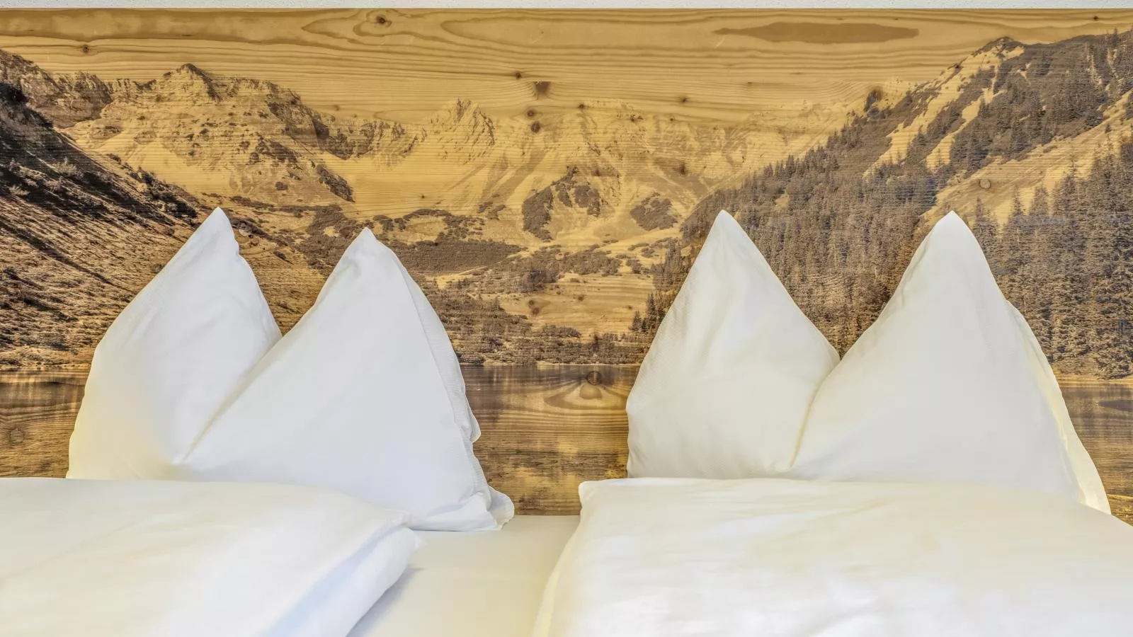 Helfenstein Lodge-Bedroom