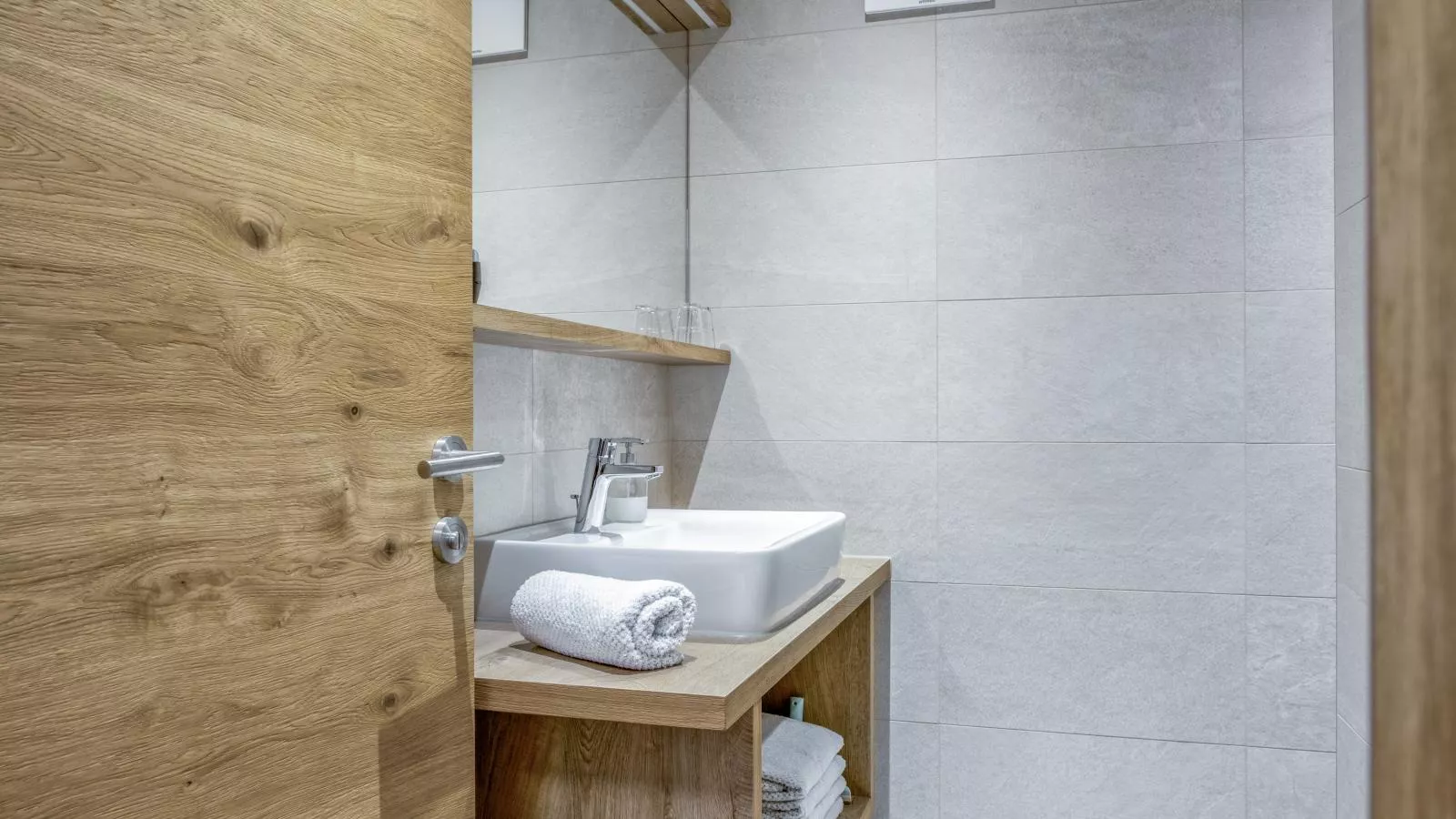 Helfenstein Lodge-Bathroom