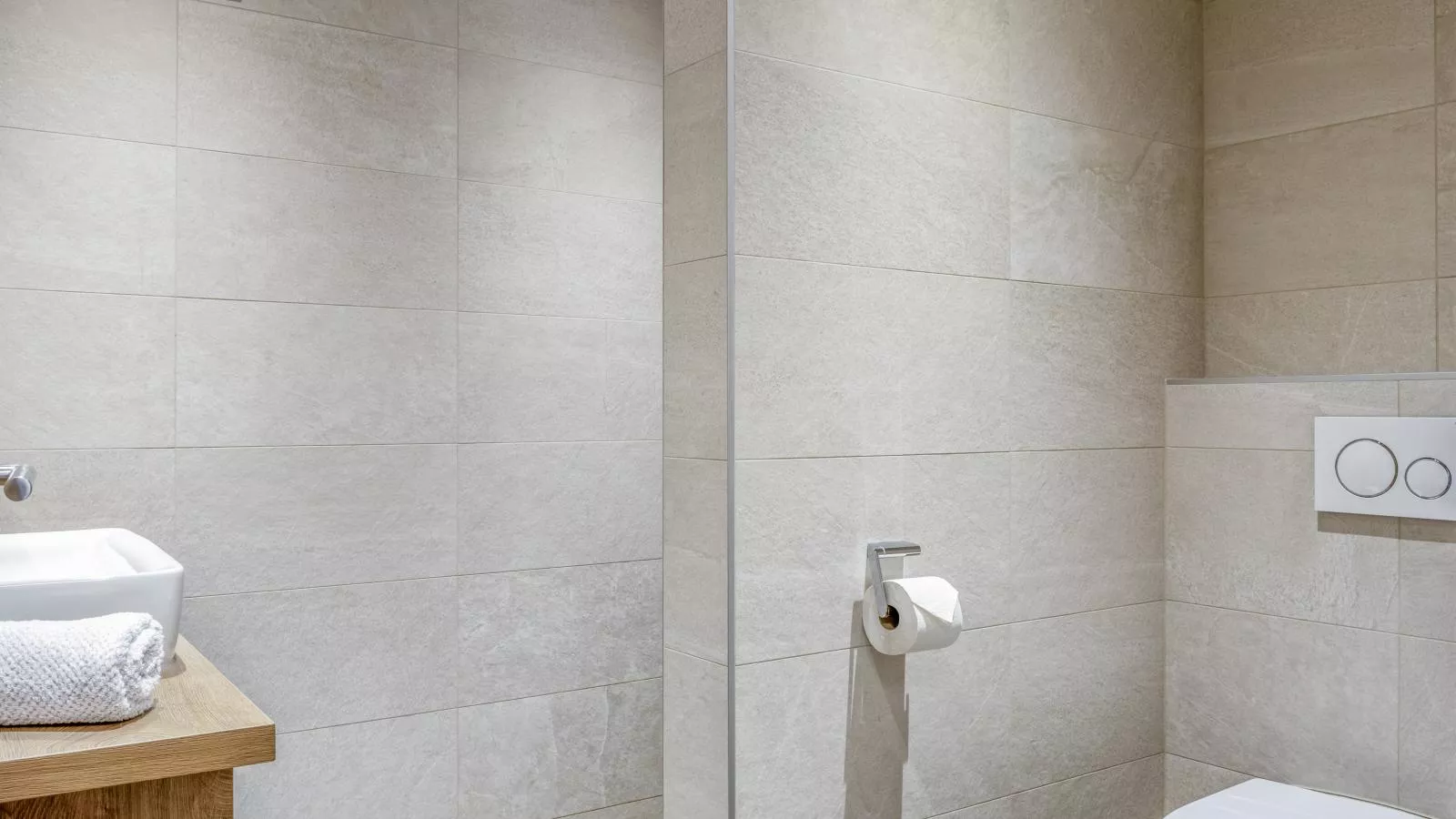 Helfenstein Lodge-Bathroom
