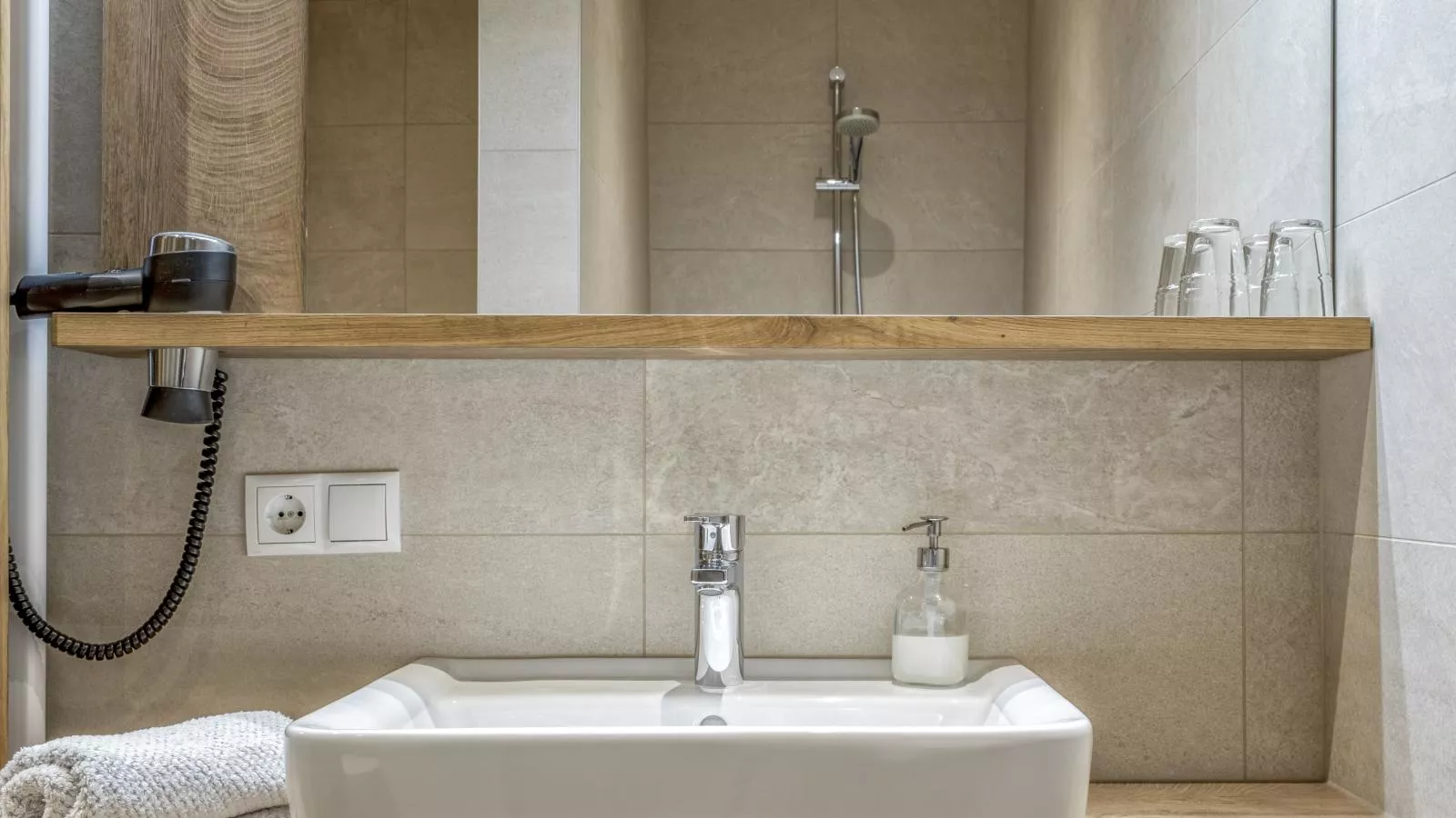 Helfenstein Lodge-Bathroom