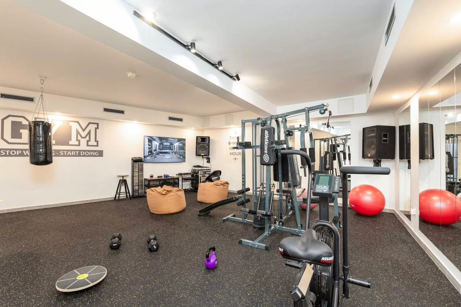 Apartments Aura - Comfort Studio Apartment 2 with shared swimming pool-Gym