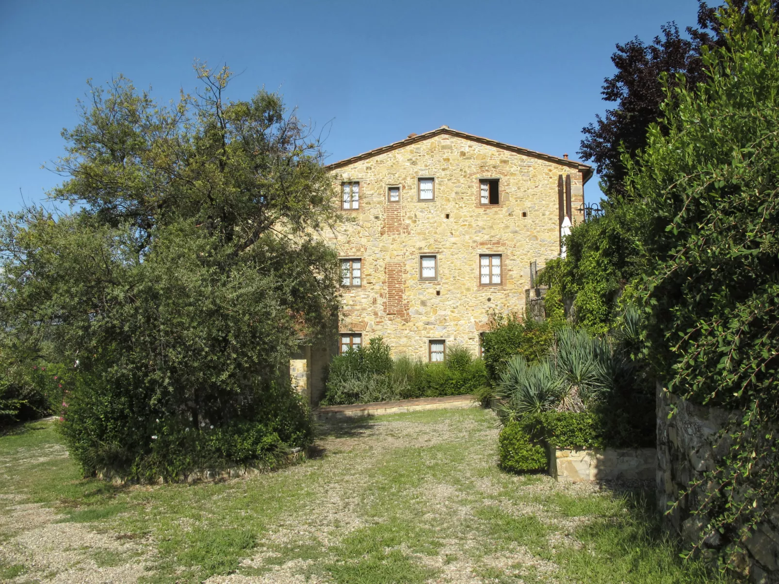 Petrarca-Outside