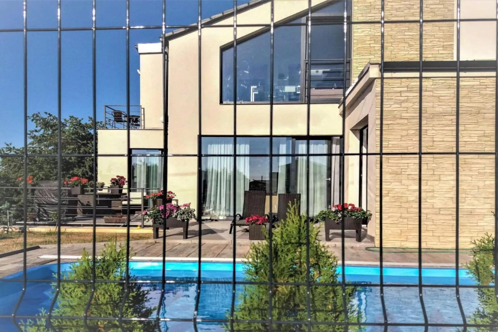 poolofhouse