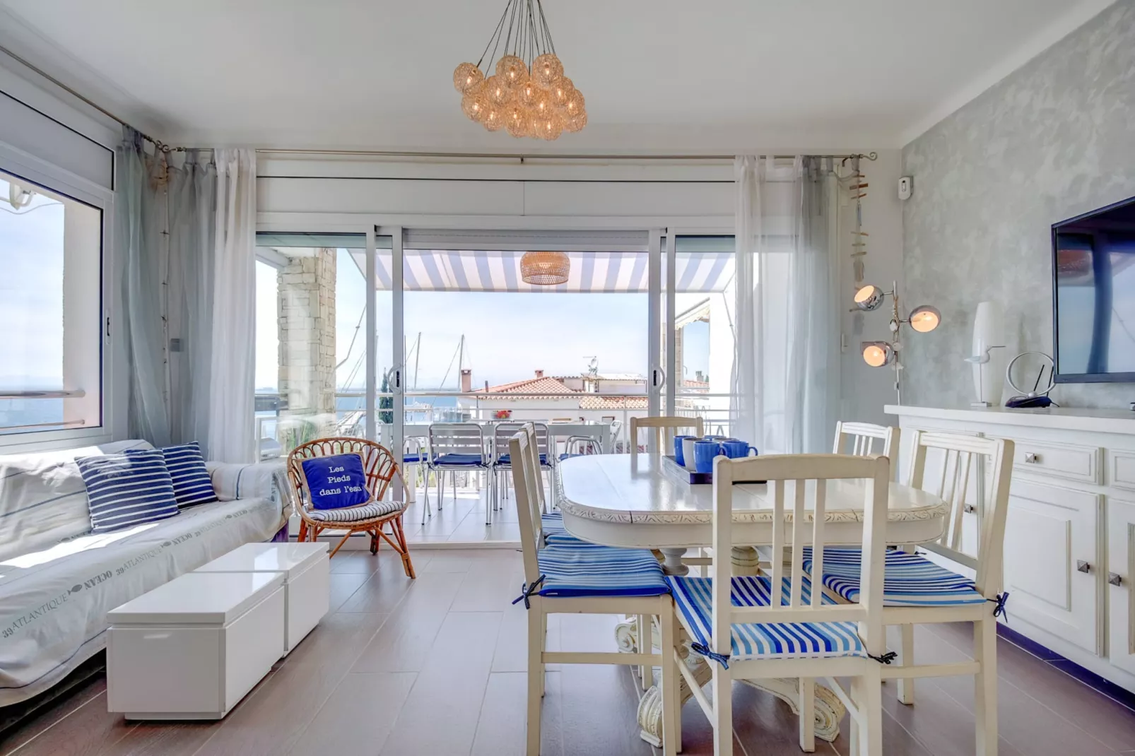 LAS OLAS 1C Roses-Dining room