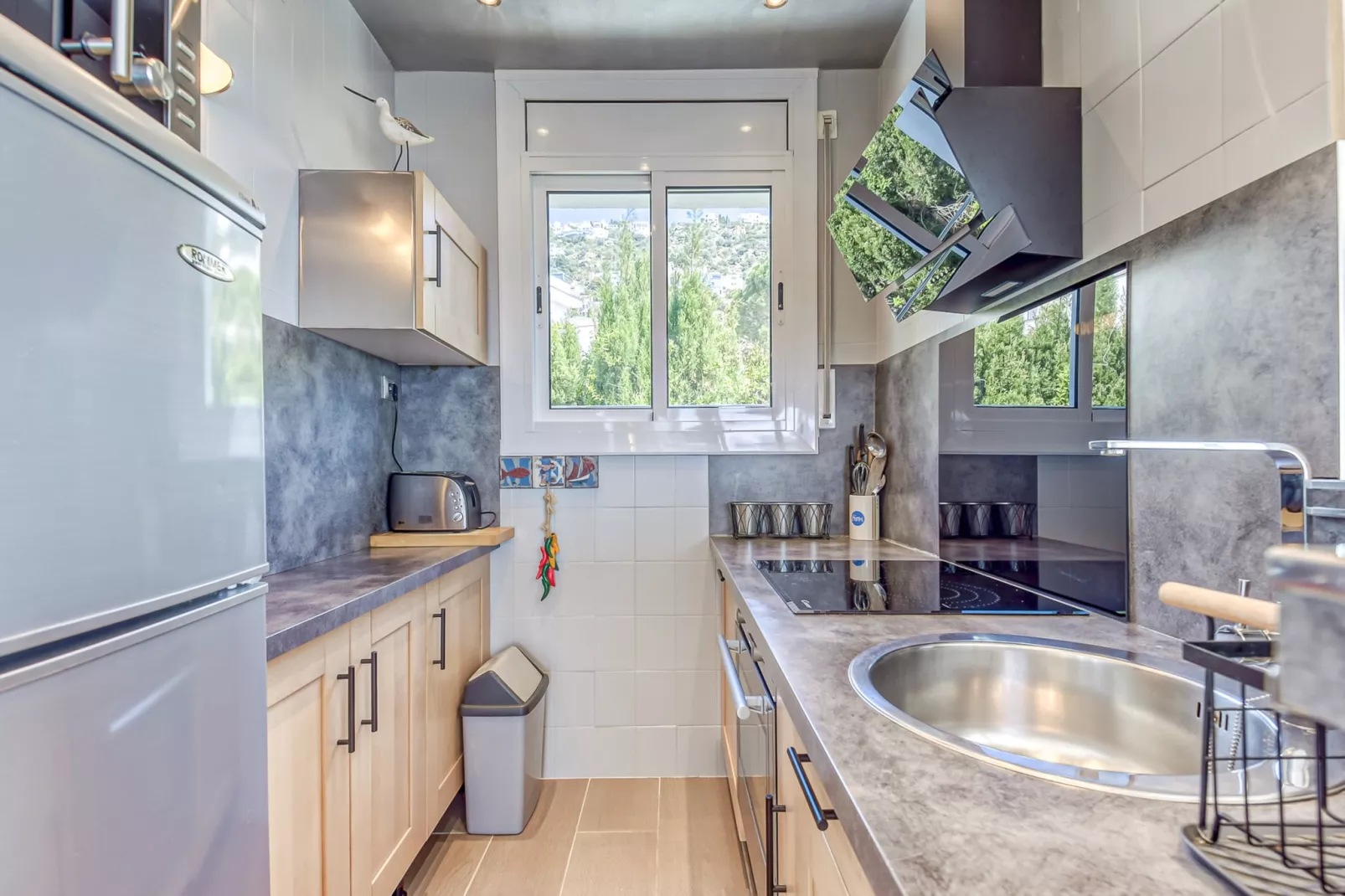 LAS OLAS 1C Roses-Kitchen