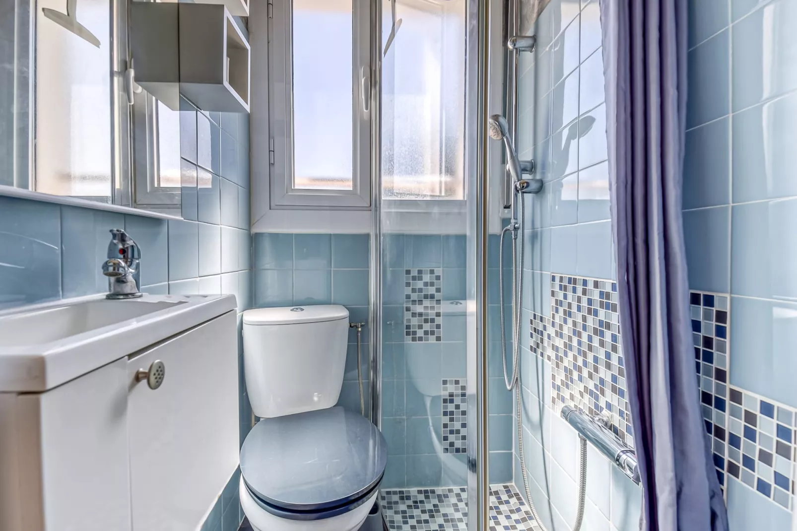 LAS OLAS 1C Roses-Bathroom