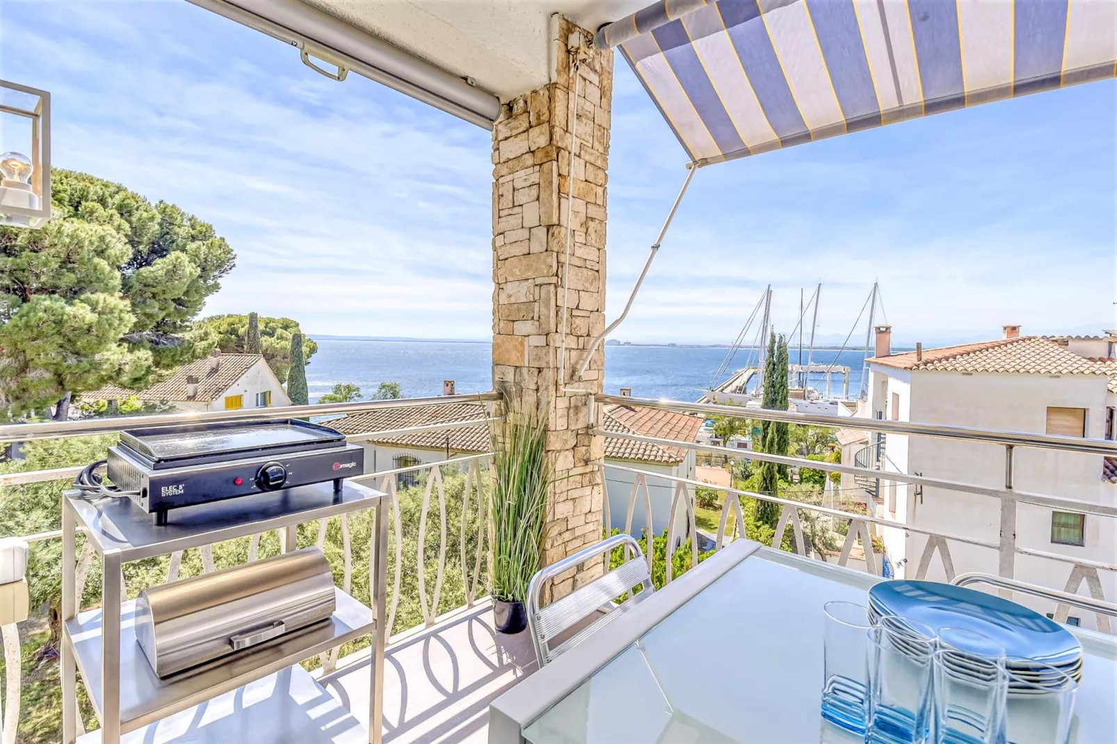 LAS OLAS 1C Roses-Terrace balcony
