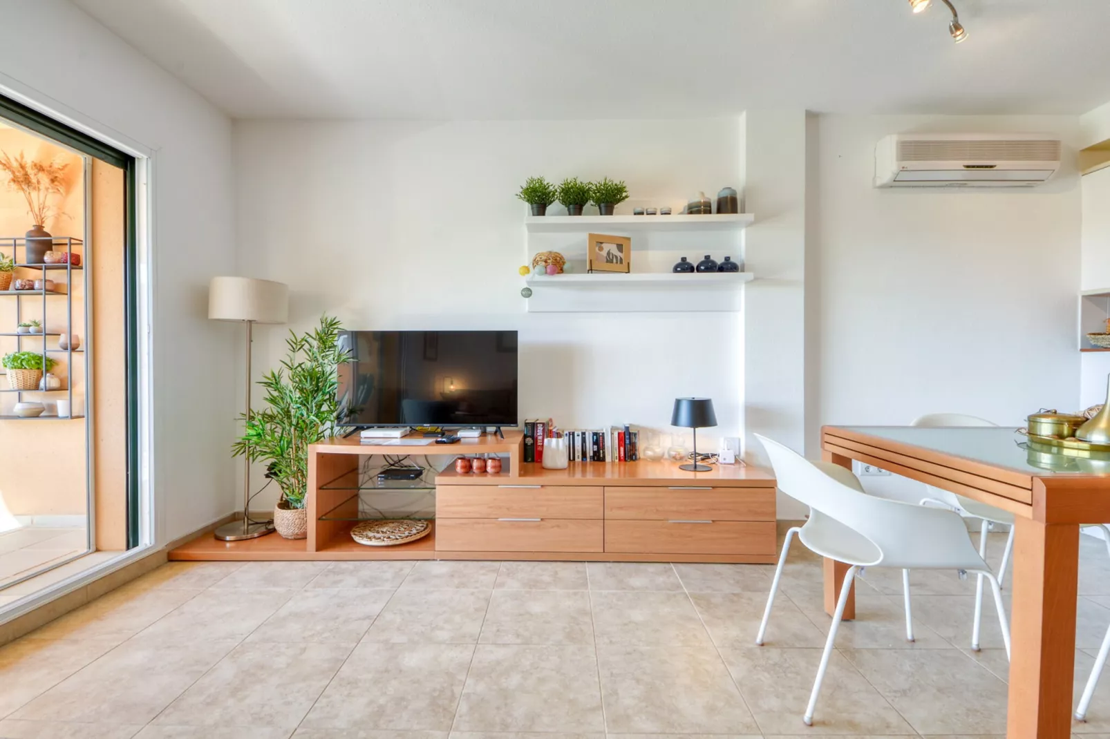 SUN VILLAGE  P4-Living room