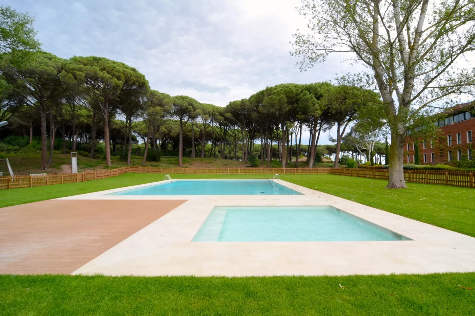 RESID.GOLF EST. 4 1-2-Pool