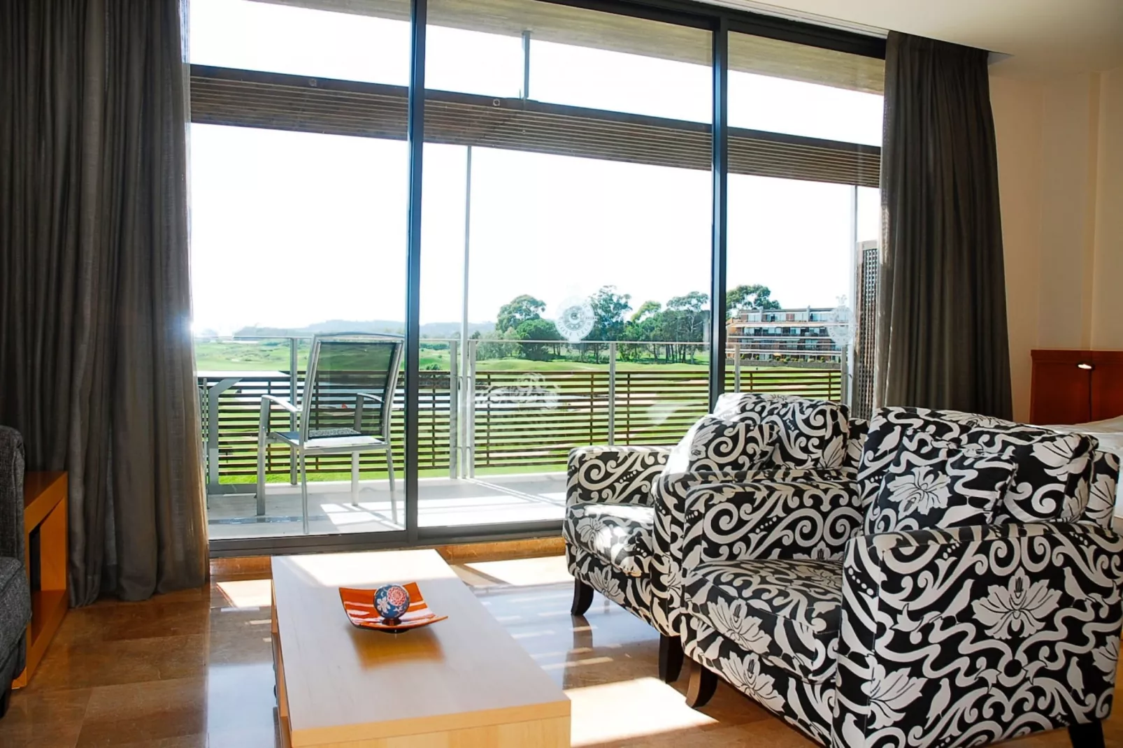 RESID.GOLF EST. 4 1-2-Living room