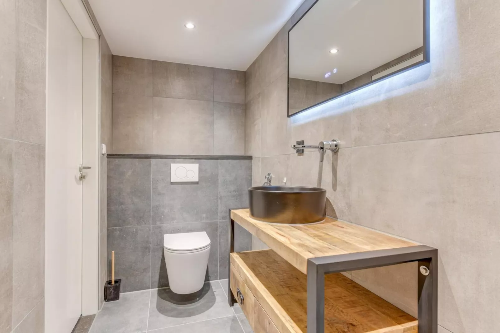 Gudea 1-Bathroom