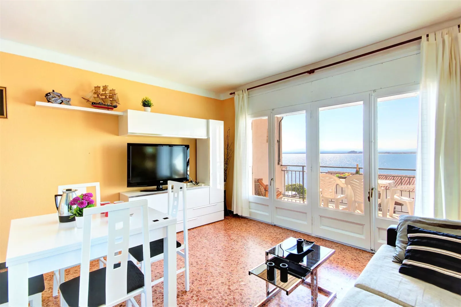 LES ROQUES C B1 Roses-Living room