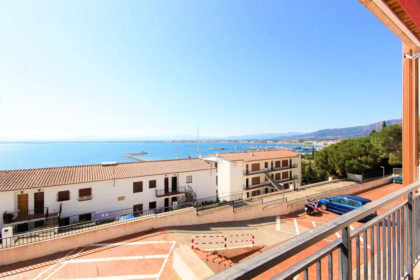 LES ROQUES C B1 Roses-View summer