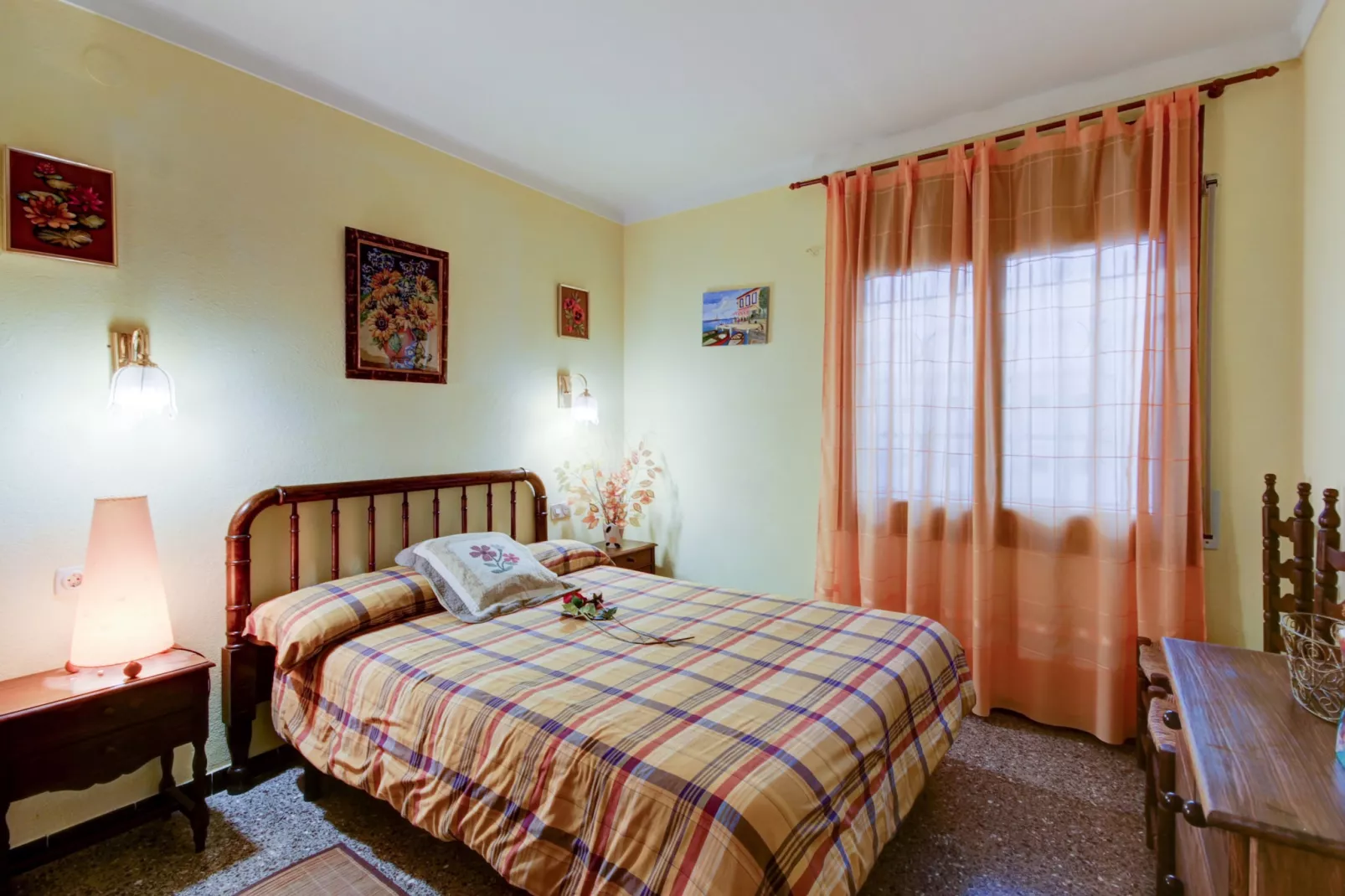 LES ROQUES C B1 Roses-Bedroom