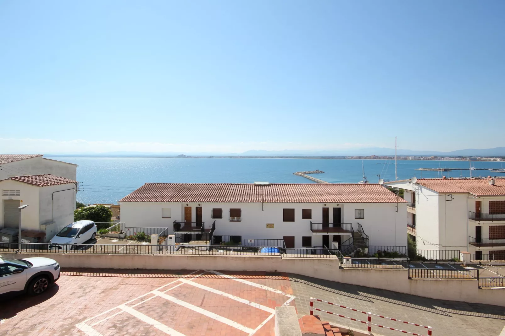 LES ROQUES C B1 Roses-Exterior summer