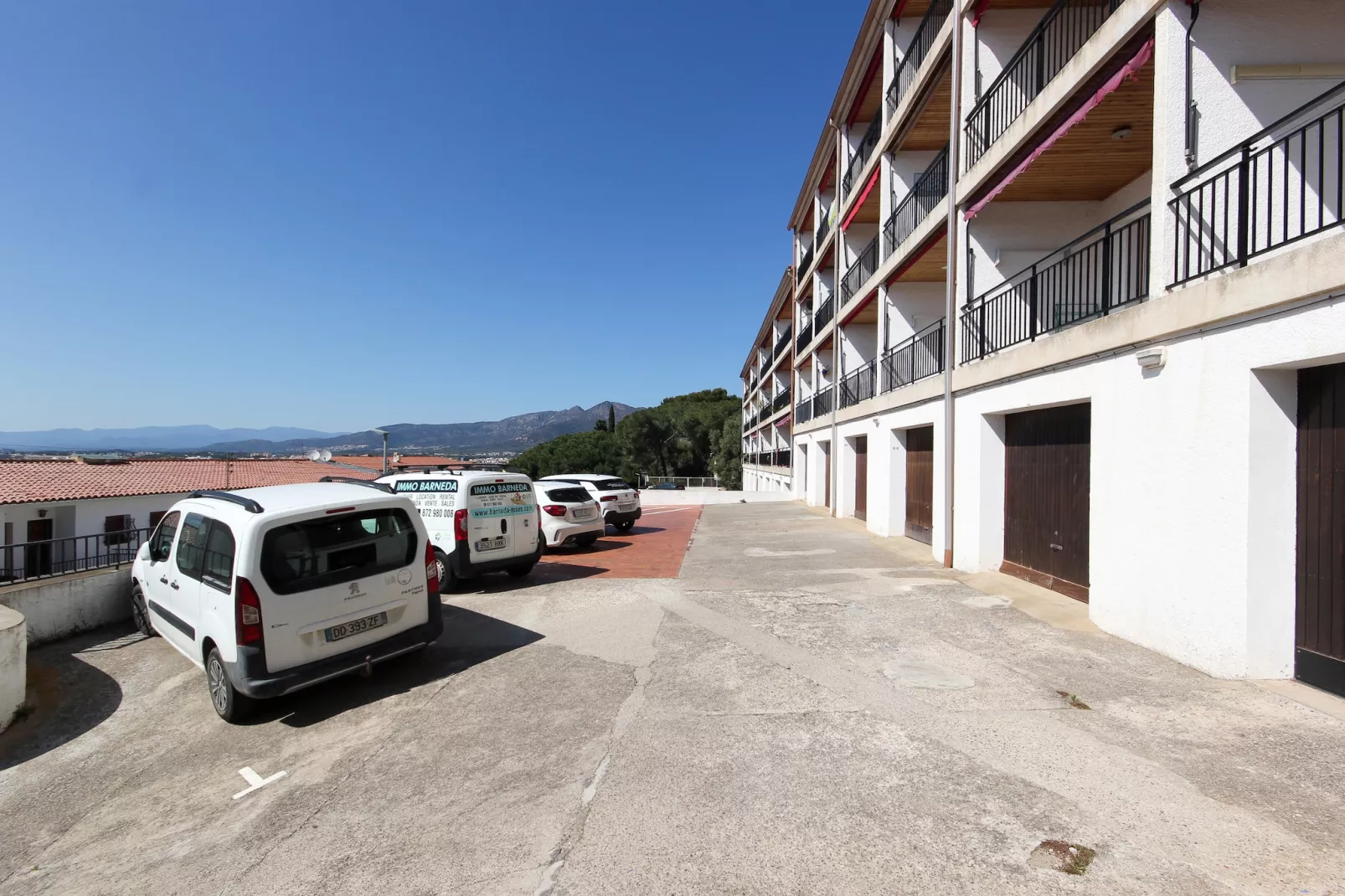 LES ROQUES C B1 Roses-Exterior summer