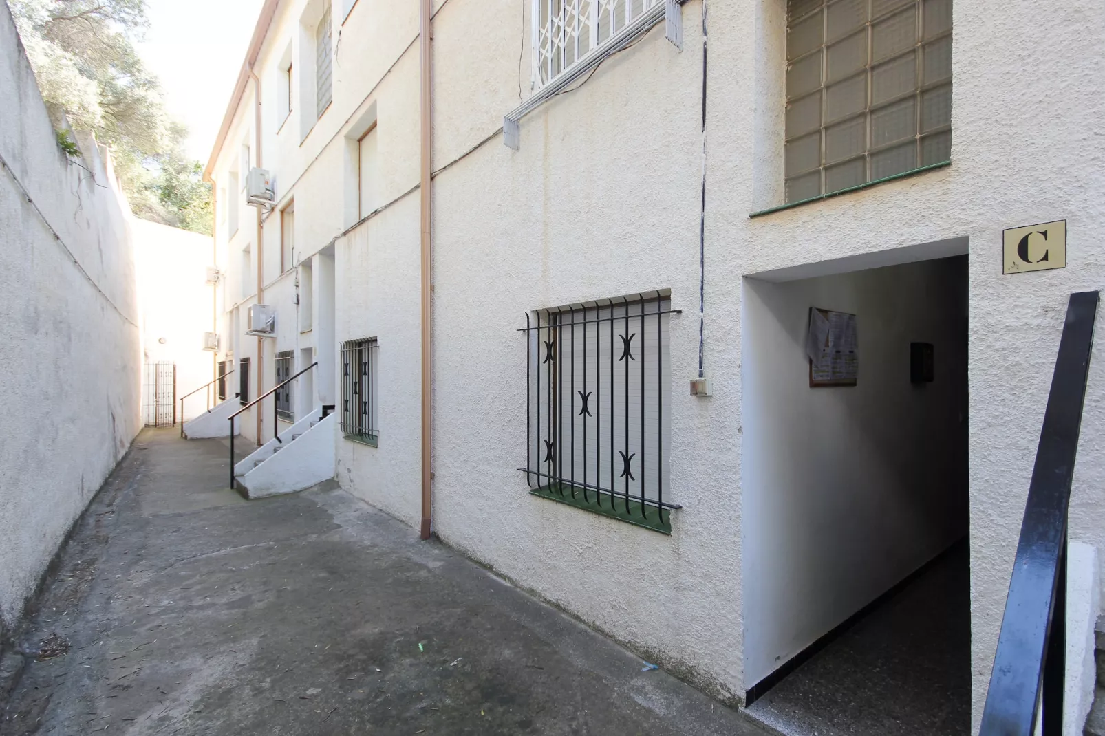 LES ROQUES C B1 Roses-Exterior summer