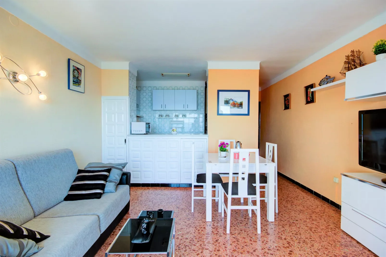 LES ROQUES C B1 Roses-Living room