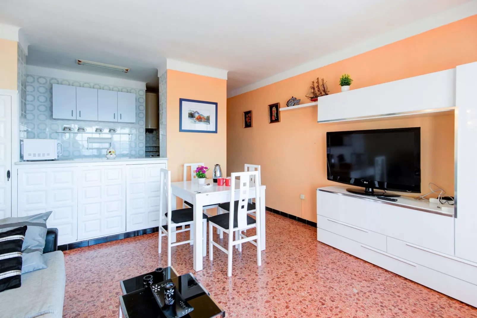LES ROQUES C B1 Roses-Living room