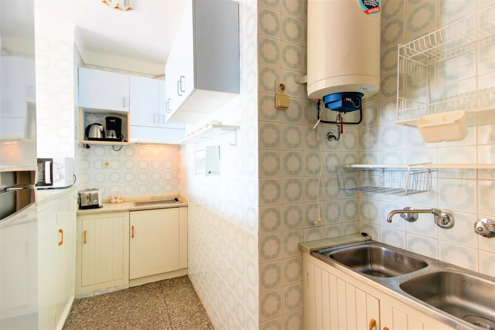 LES ROQUES C B1 Roses-Kitchen