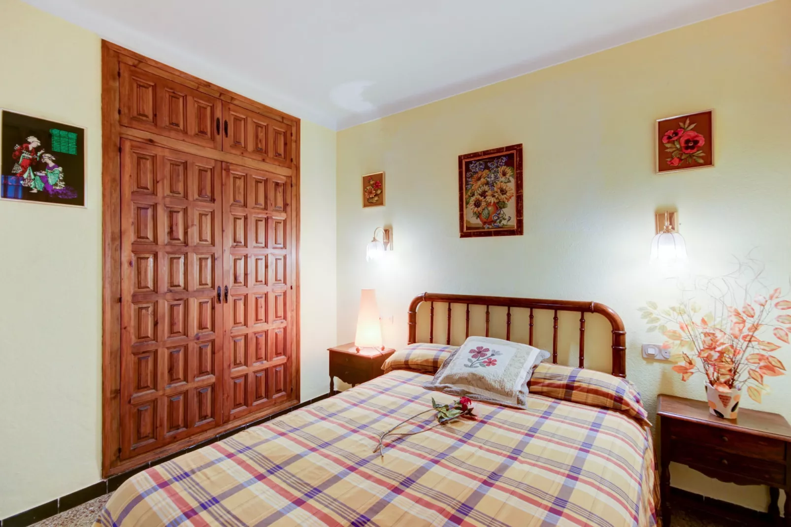 LES ROQUES C B1 Roses-Bedroom