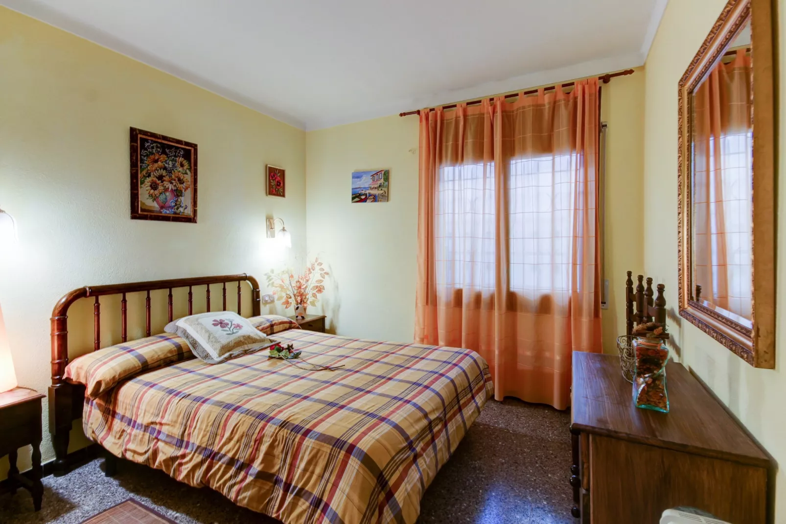 LES ROQUES C B1 Roses-Bedroom