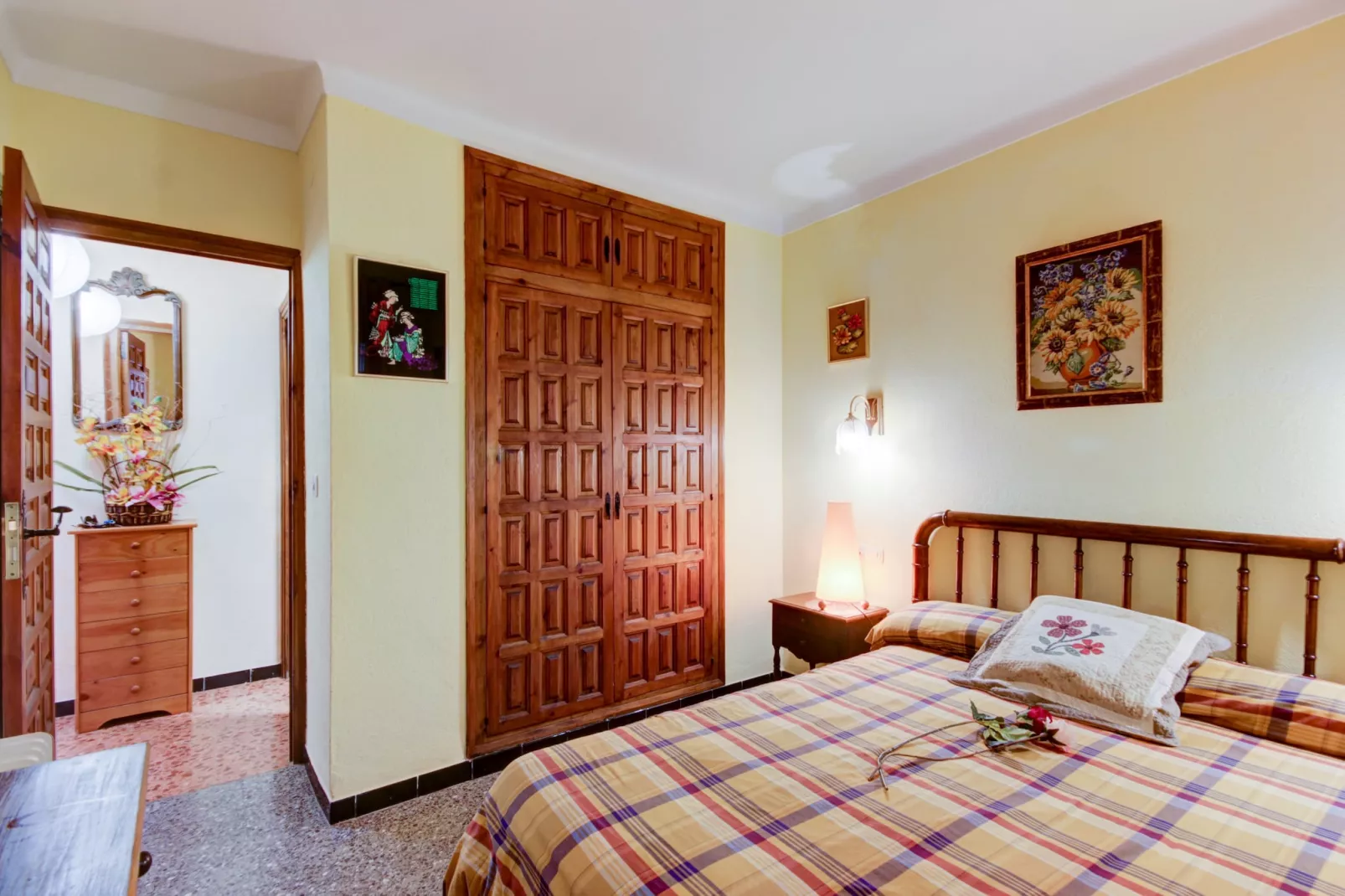 LES ROQUES C B1 Roses-Bedroom