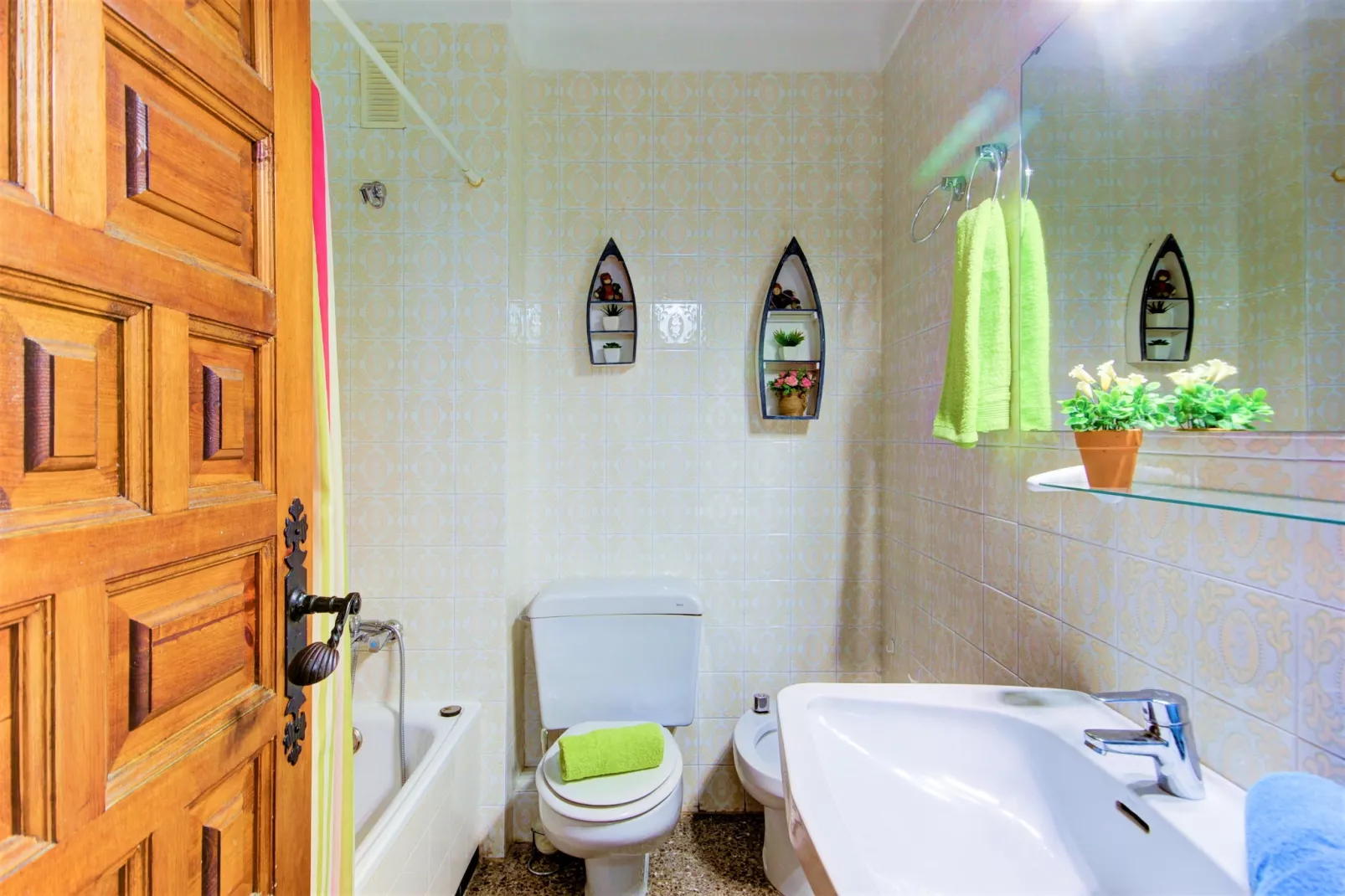 LES ROQUES C B1 Roses-Bathroom