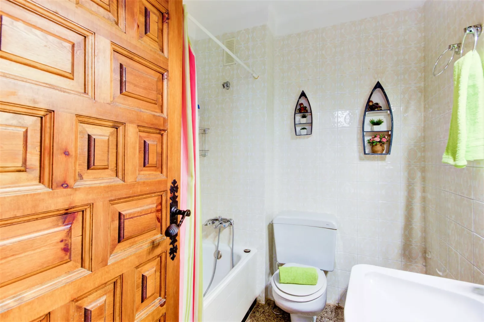 LES ROQUES C B1 Roses-Bathroom