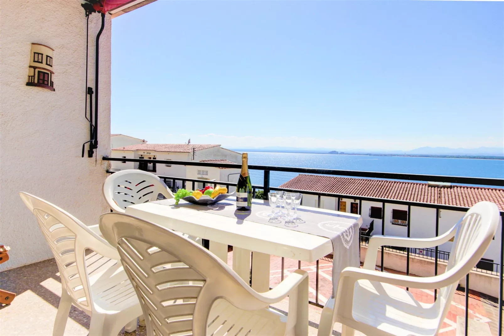 LES ROQUES C B1 Roses-Terrace balcony