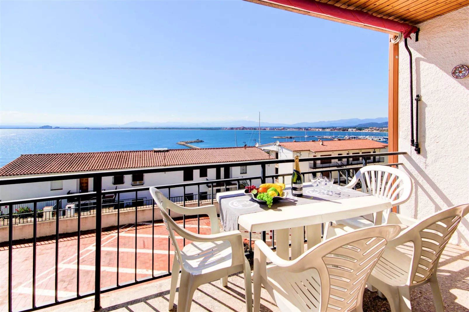 LES ROQUES C B1 Roses-Terrace balcony