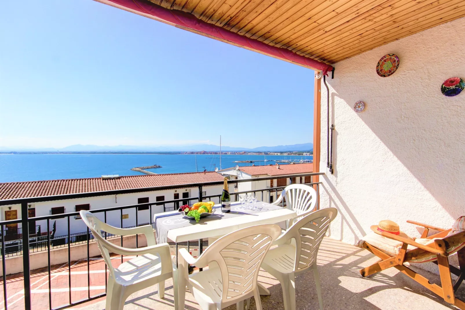 LES ROQUES C B1 Roses-Terrace balcony