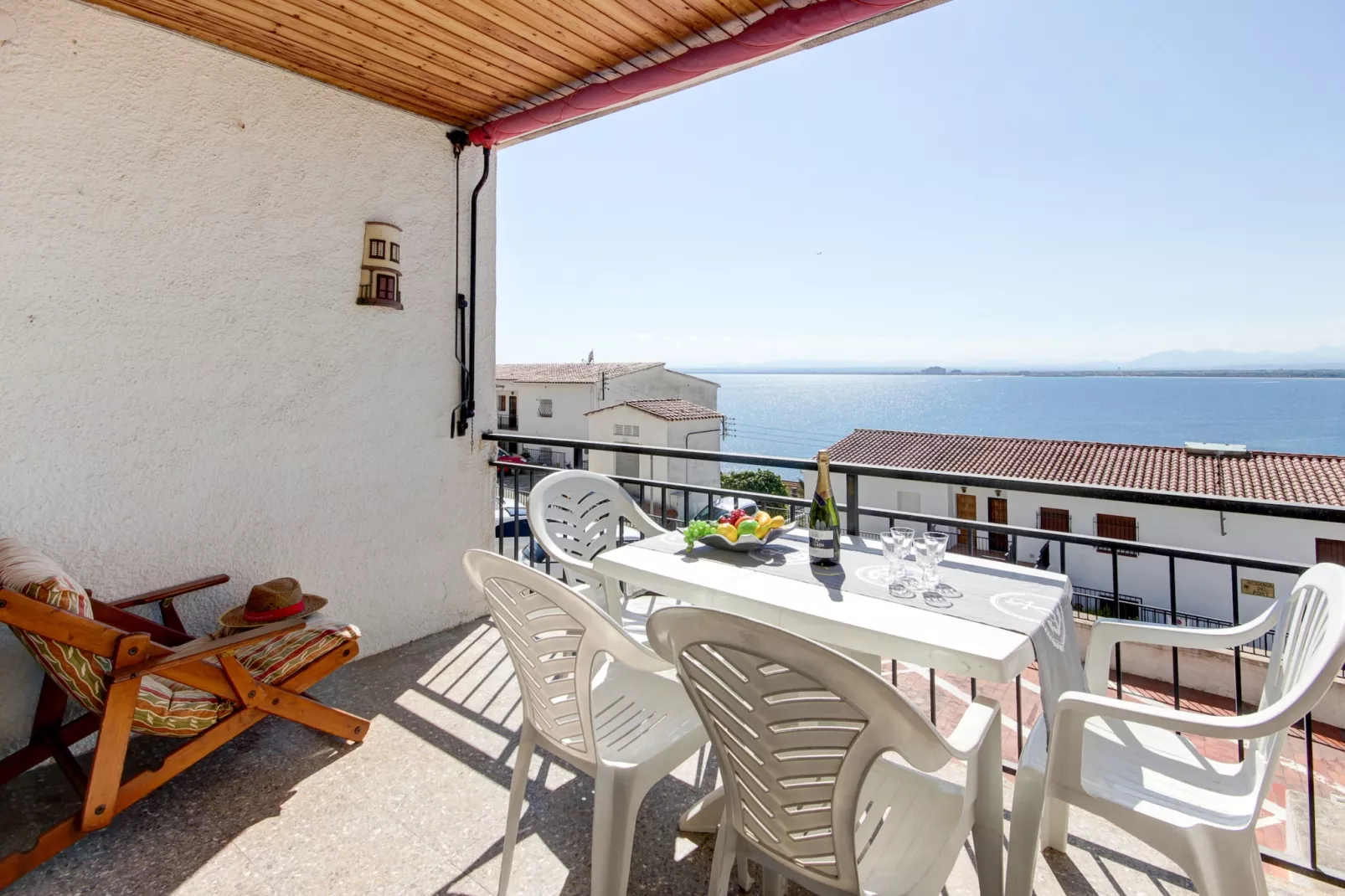 LES ROQUES C B1 Roses-Terrace balcony