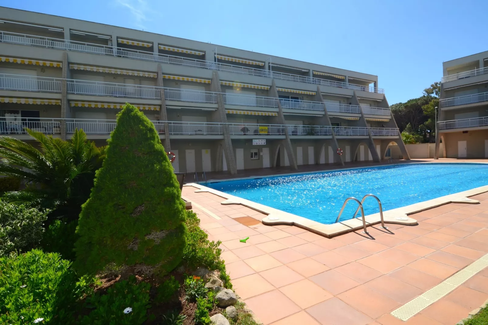 ELS PINS D1 2-2-Exterior summer