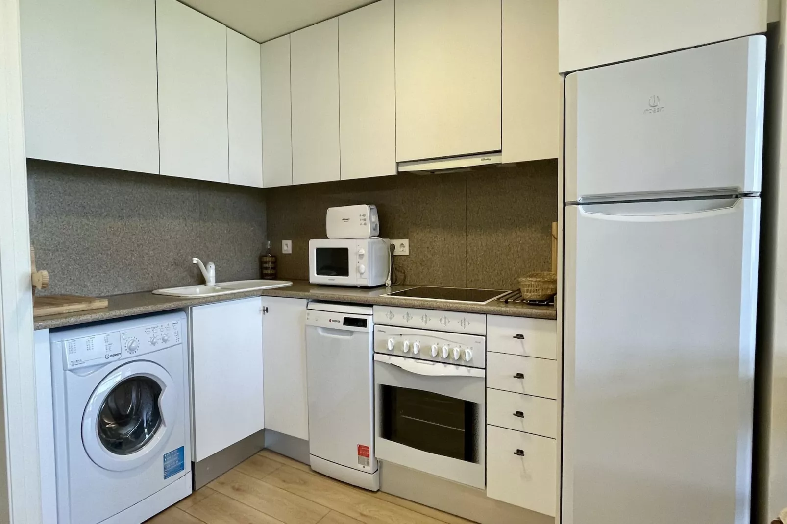 RESID.GOLF EST. 4 1-3-Kitchen