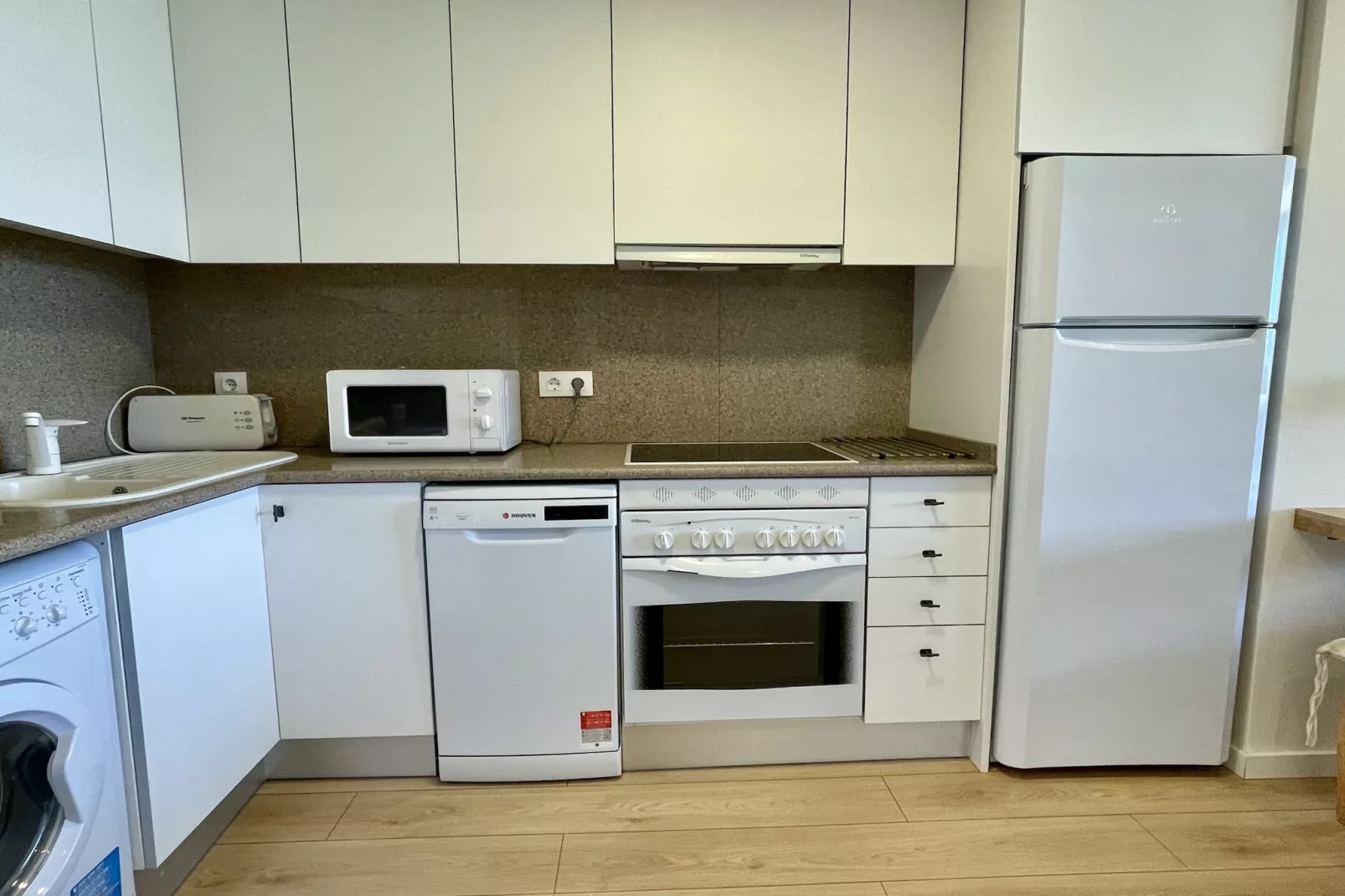 RESID.GOLF EST. 4 1-3-Kitchen