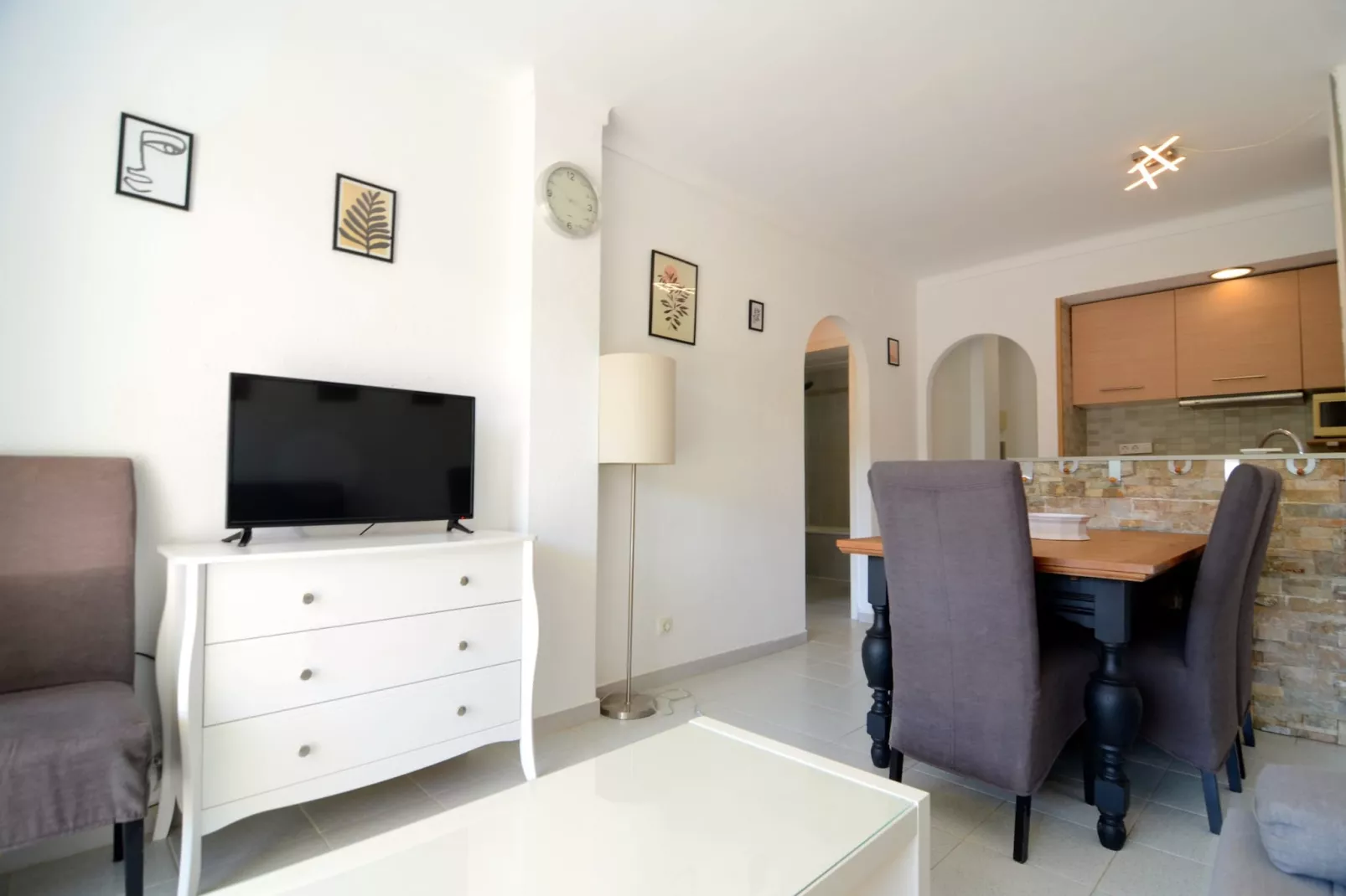 MAGDA PARK J 2 B-Living room