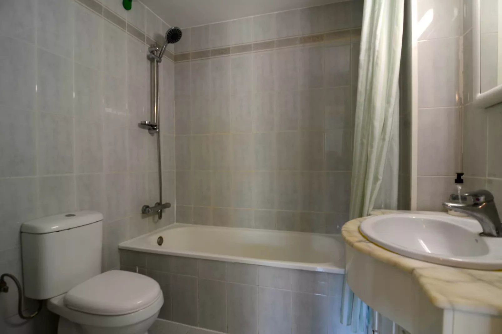 MAGDA PARK J 2 B-Bathroom