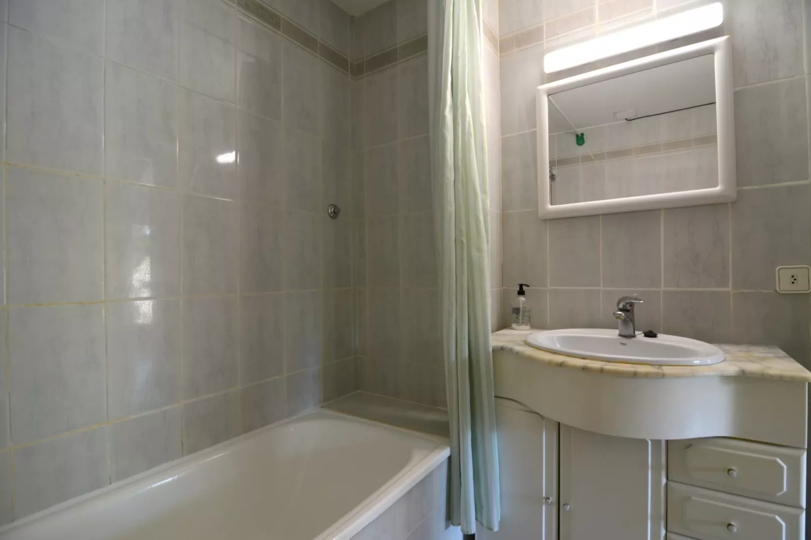 MAGDA PARK J 2 B-Bathroom