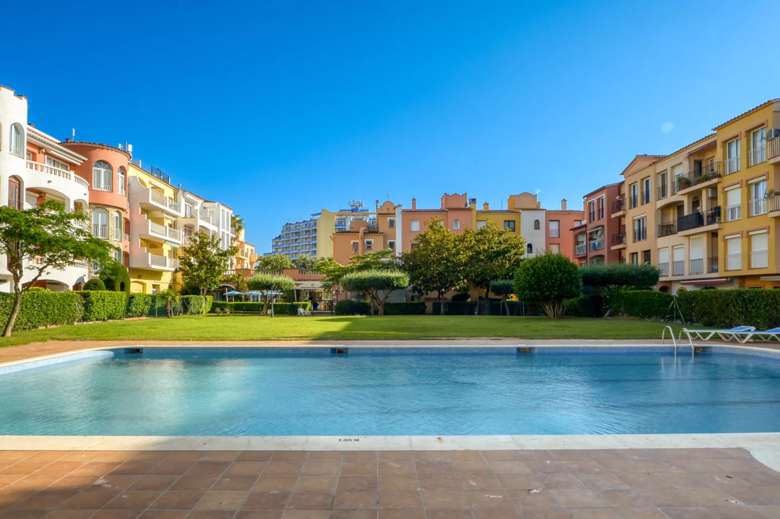 GRAN RESERVA FLORES 4 1 66 Empuriabrava- Barneda-Pool