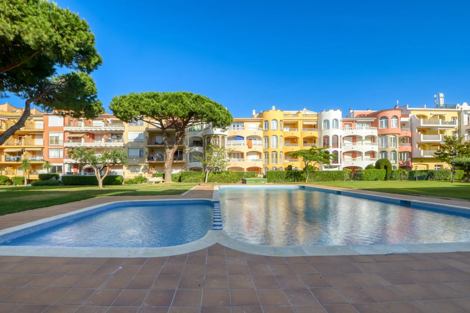 GRAN RESERVA FLORES 4 1 66 Empuriabrava- Barneda-Pool