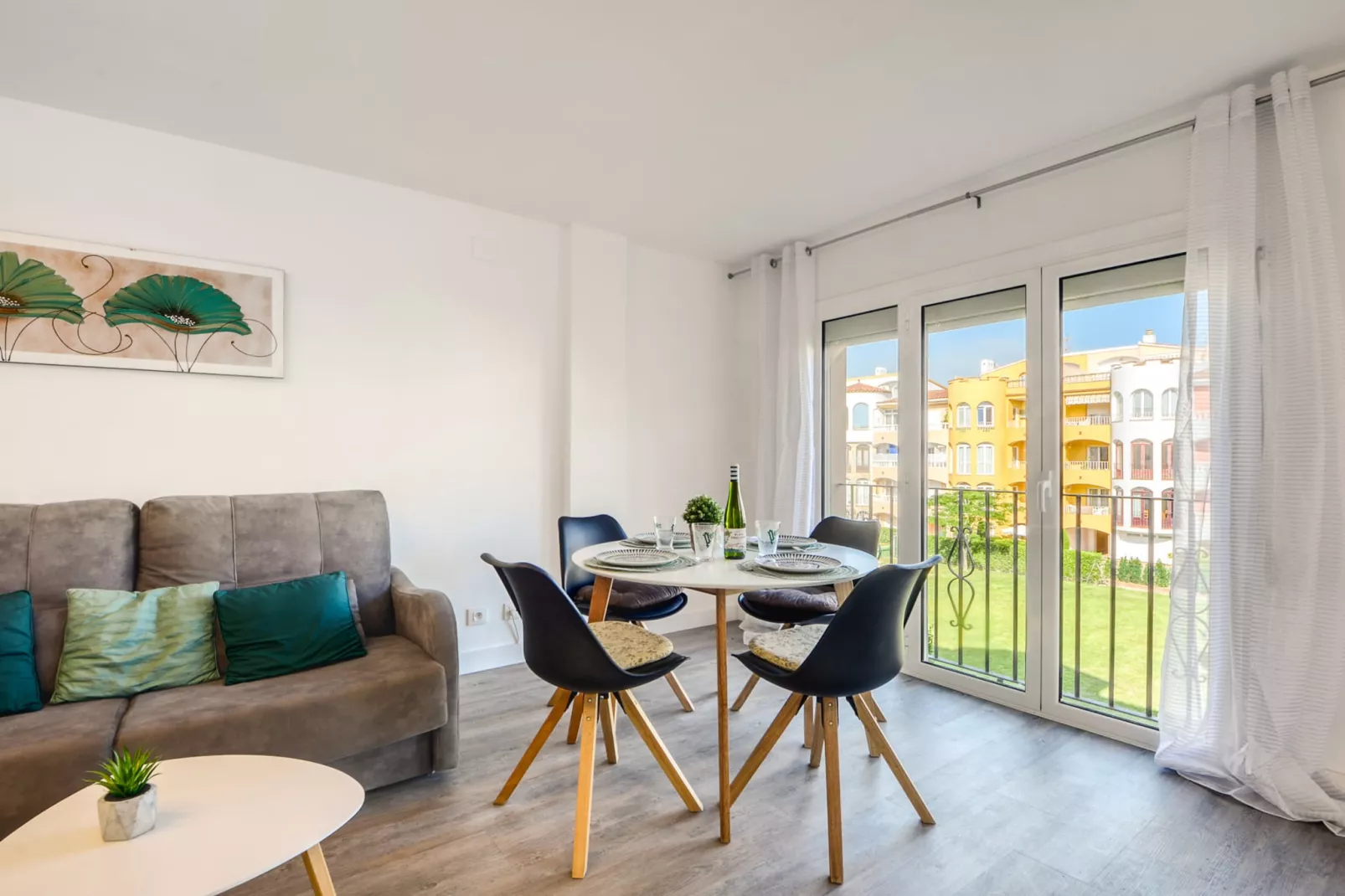 GRAN RESERVA FLORES 4 1 66 Empuriabrava- Barneda-Living room