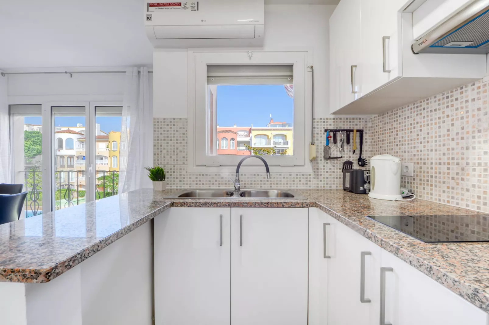 GRAN RESERVA FLORES 4 1 66 Empuriabrava- Barneda-Kitchen