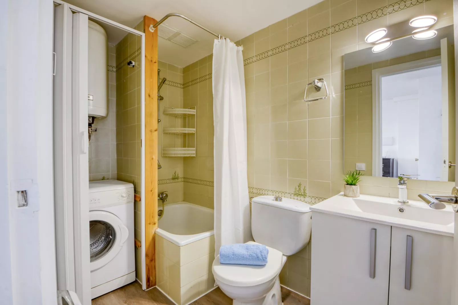 GRAN RESERVA FLORES 4 1 66 Empuriabrava- Barneda-Bathroom