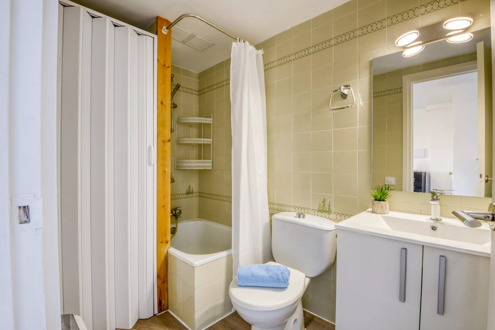 GRAN RESERVA FLORES 4 1 66 Empuriabrava- Barneda-Bathroom
