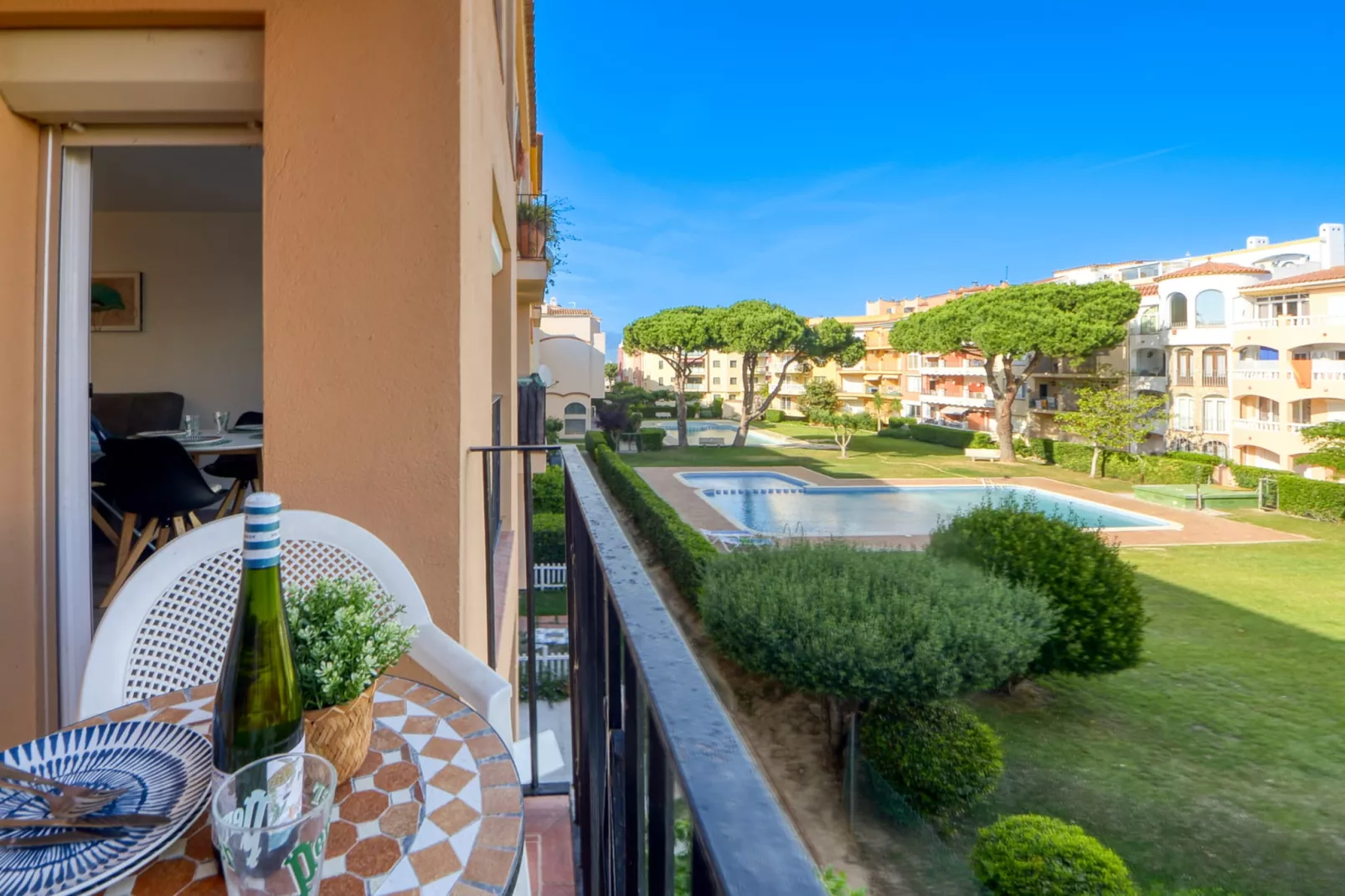 GRAN RESERVA FLORES 4 1 66 Empuriabrava- Barneda-Areas summer 1km