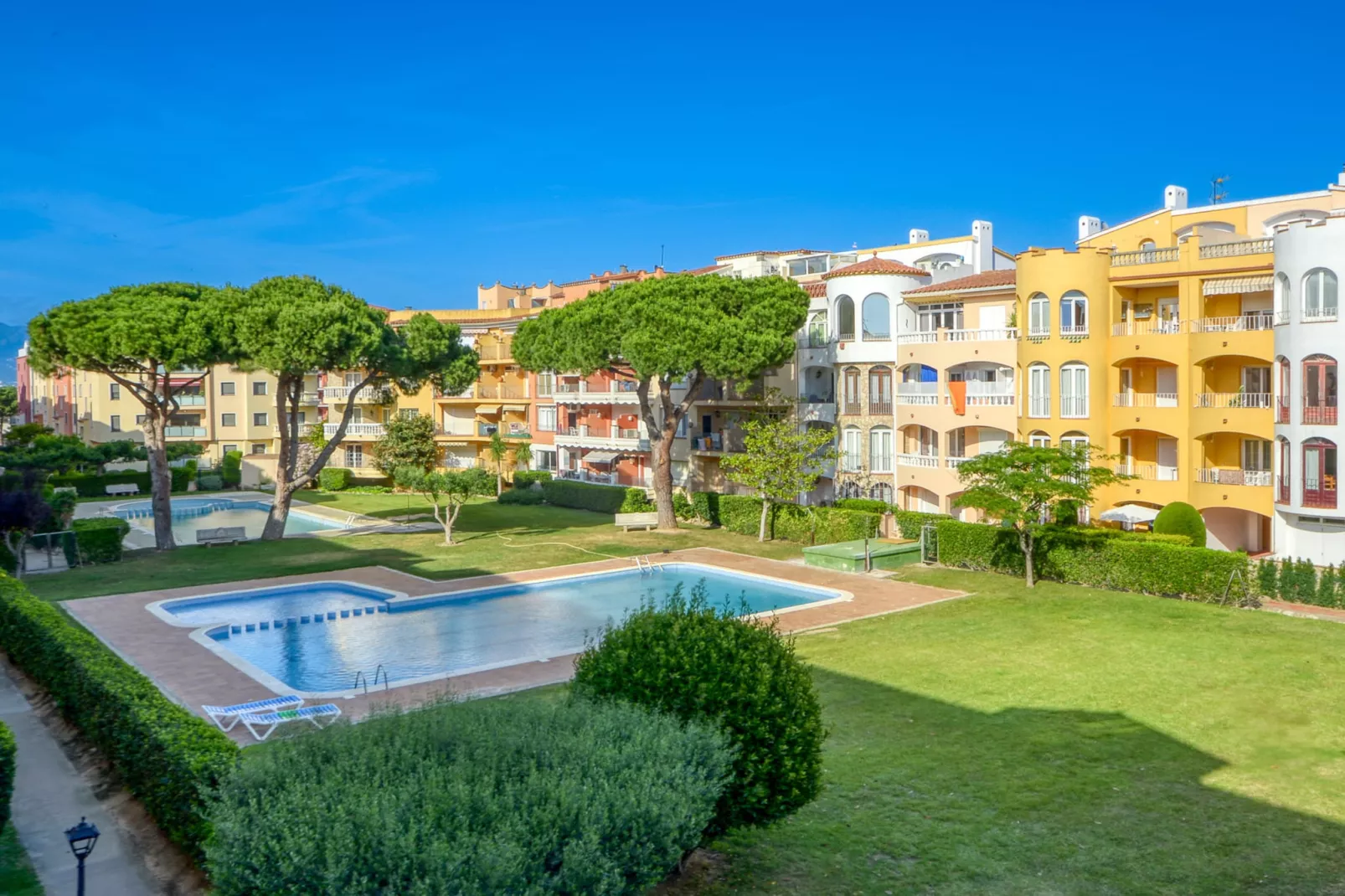 GRAN RESERVA FLORES 4 1 66 Empuriabrava- Barneda-Areas summer 1km