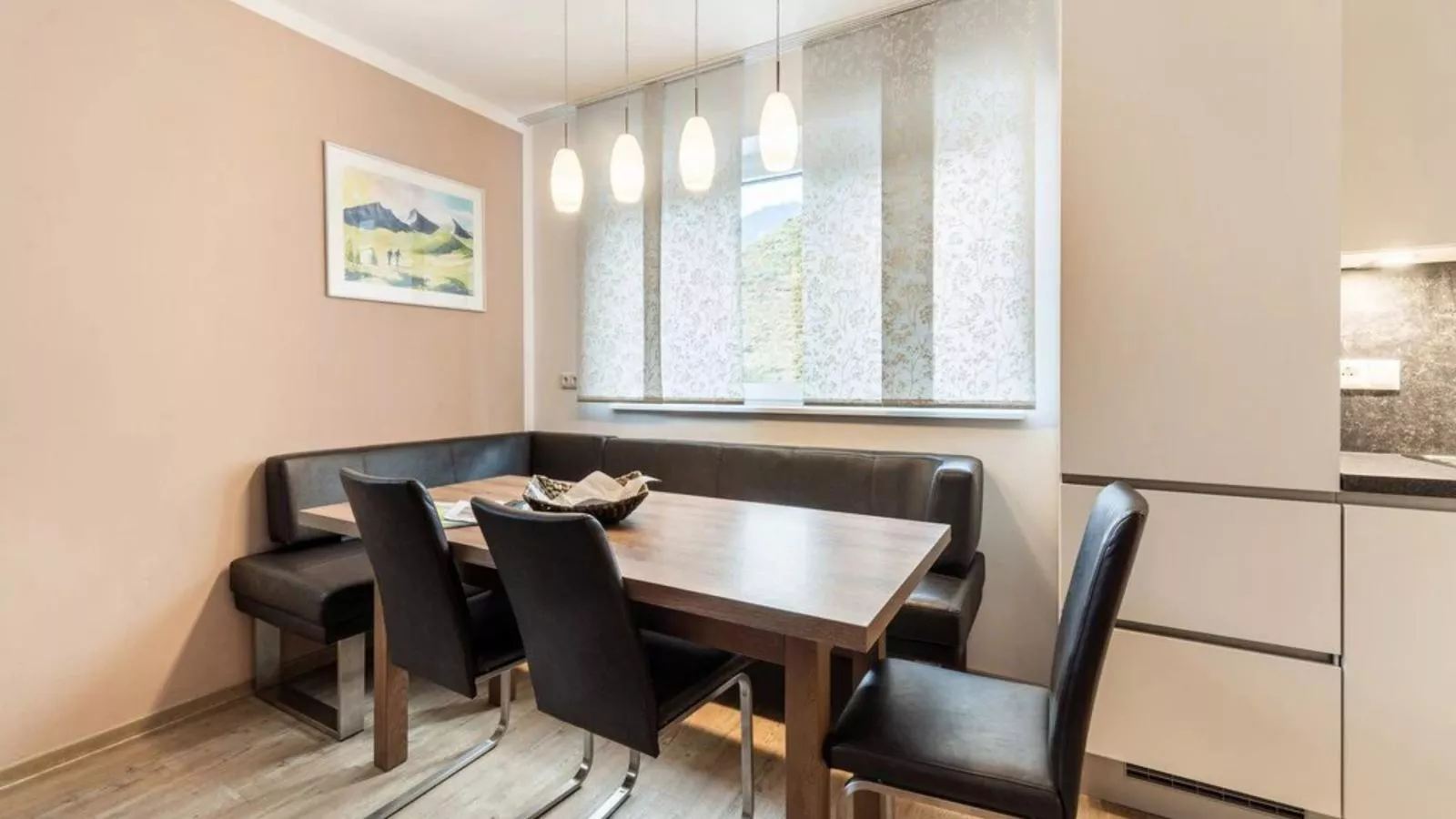 Sonne-Dining room