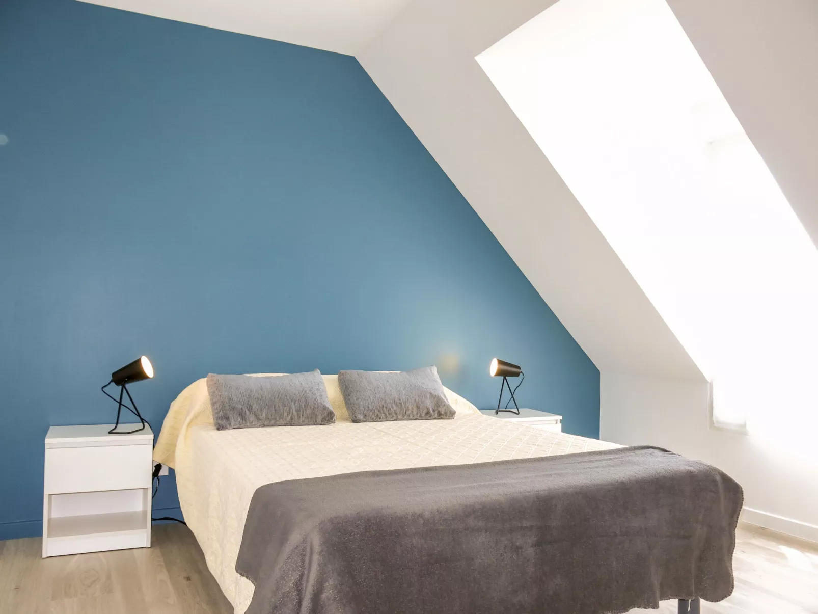 Les Volets Bleus-Inside