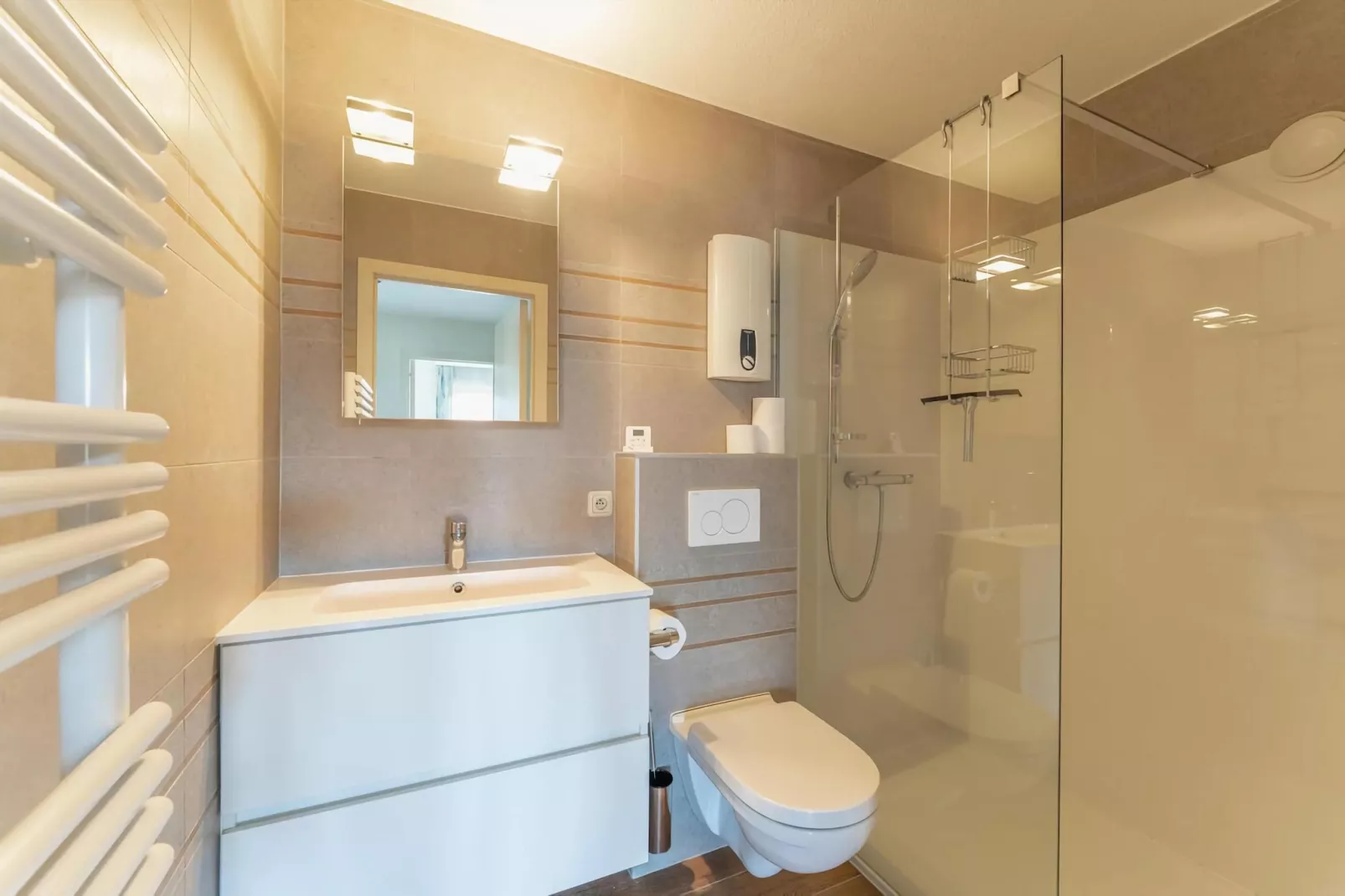 PLAZA E/2413-Bathroom